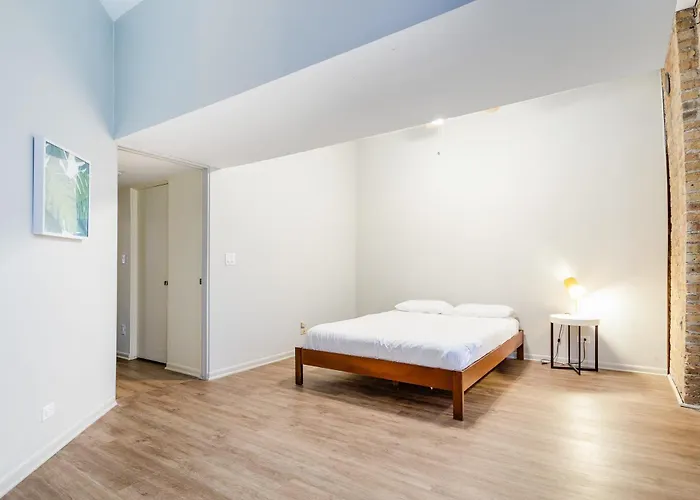 Beautifully Remodeled Third Floor Flat In River North - 3n *